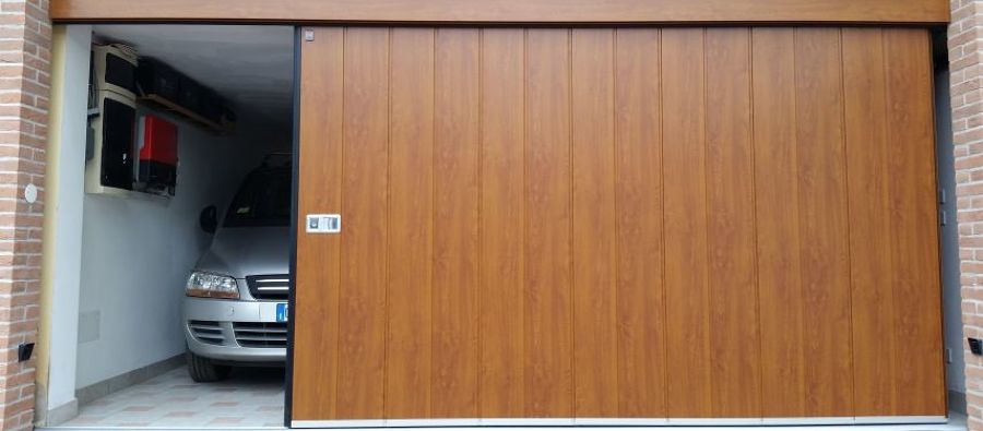 Costi e consigli per una porta garage automatica habitissimo Prezzi porte sezionali per garage