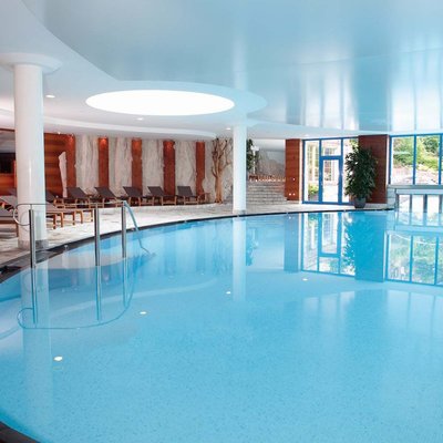 Manutenzione piscine con pulizia profonda
