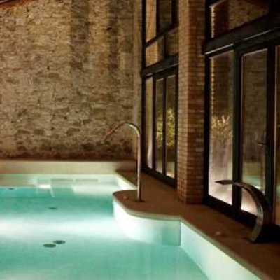 Manutenzione piscine con acqua verde
