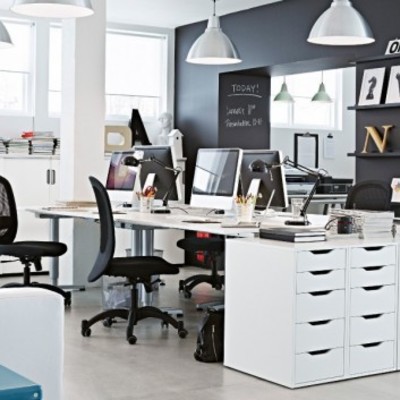 Parete scura per un ufficio alla moda