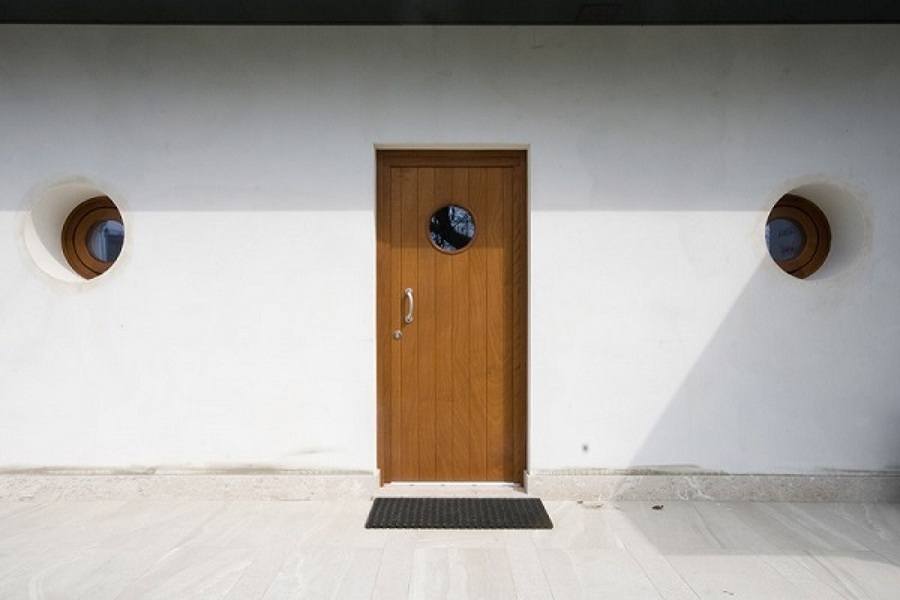 Installare porta d'ingresso in legno tamburato
