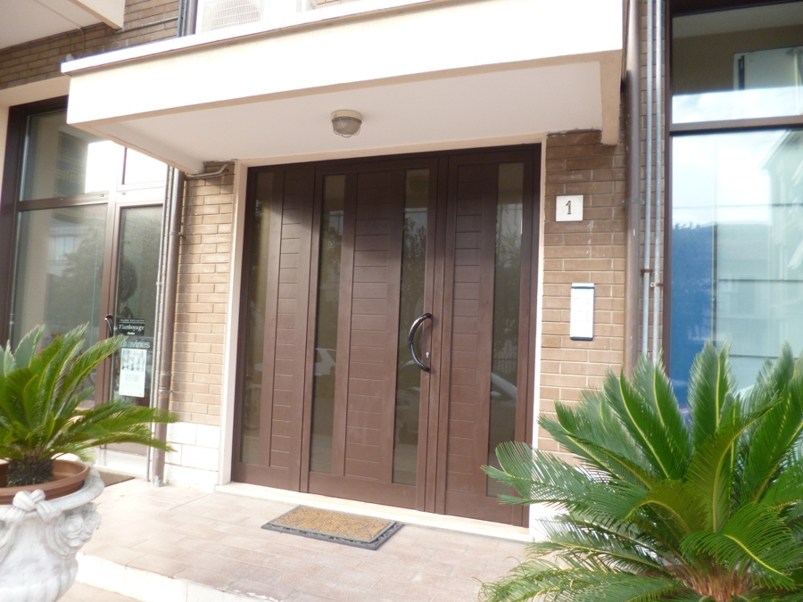 Installazione portone di ingresso per manutenzione condomini