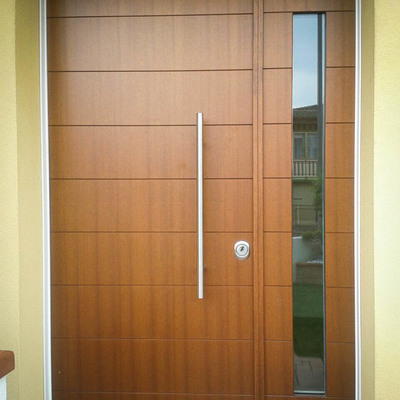 Porta con maniglia verticale