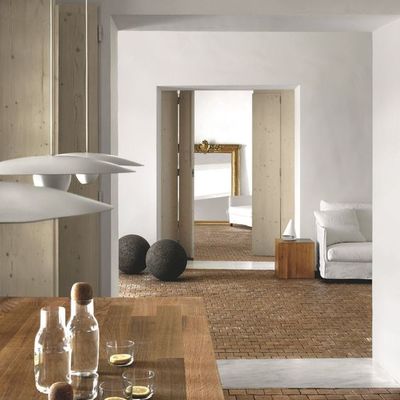 Pavimentare con le piastrelle in terracotta