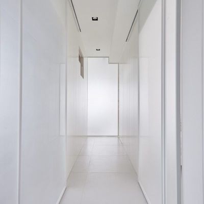 Dipingere il corridoio con il total white