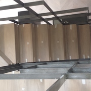 Scala moderna in supporto di acciaio