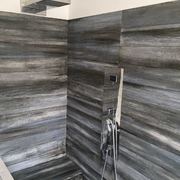 Rivestimento zona doccia dall'effetto legno.