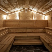 Sauna in Cirmolo con soffitto a scandole a vista