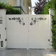 Cancello a due ante con lamiera intagliata a laser.