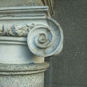 Capitello colonna portale edificio storico ricostruito