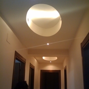 corridoio con soffitto lavorato