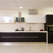 cucina rovere grigio con pensili laccato lucido bianco con colonna forno e colonna frigo