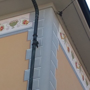 facciata con decorazioni sottotetto e finti cantonali