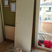 porta in fase di verniciatura