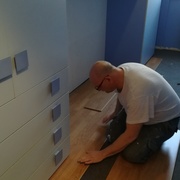 posa laminato in stanze arredate