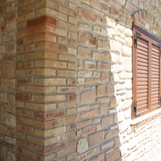 Muro in pietra naturale con angoli in mattoncini