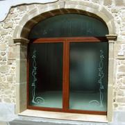 Infissi in alluminio e vetri decorati sabbiati
