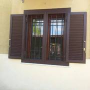 Infisso in Alluminio legno con grata con grata e persiana blindata.