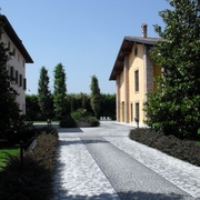 Ingresso a villa con alberature.