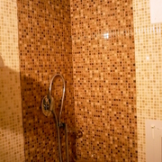 interno doccia con mosaico vero in vetro colorato