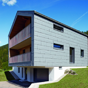La forza dell’alluminio per una casa nel cuore delle Dolomiti