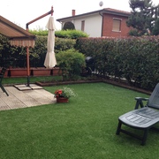 Realizzazione giardino residenziale con prato sintetico
