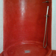 piatto-doccia con rivestimento in tadelakt