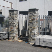 Pilastri prefabbricati rivestiti in sasso naturale
