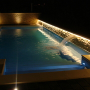 Piscina 8 x 3 con scala rettangolare e lama d'acqua