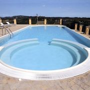 Piscina con area relax
