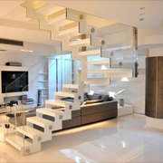 Scala in acciaio inox e arredi in DuPont™ Corian®