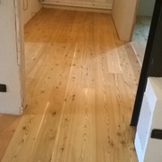 Rivestimento con tavola in larice