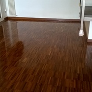 Levigatura di parquet industriale in Iroko e verniciatura classica