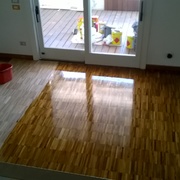 levigatura di parquet industriale in Iroko e verniciatura classica