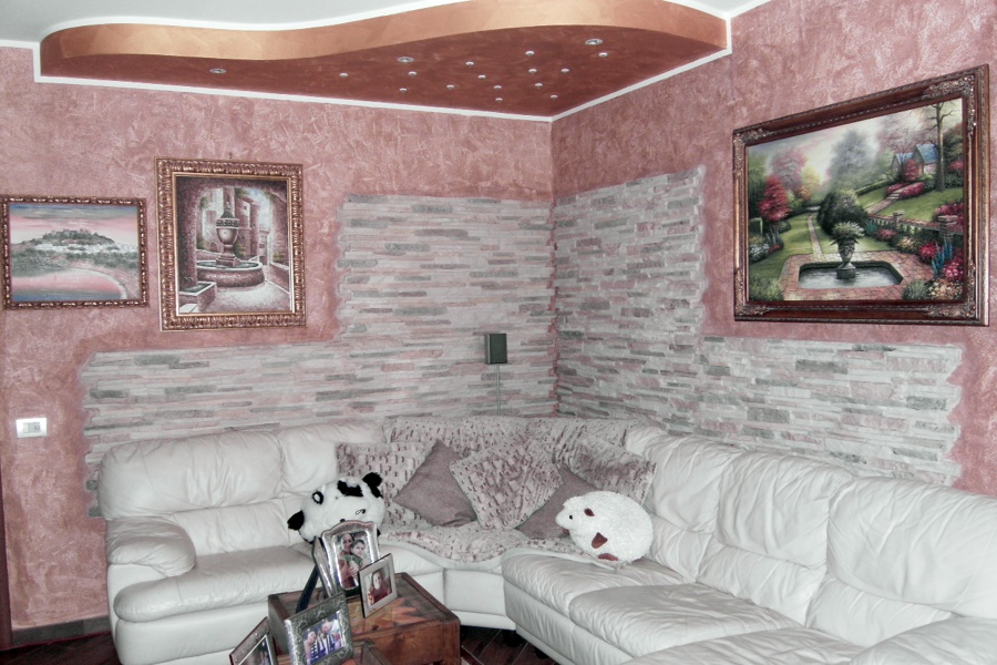 Foto: abbassamento in cartongesso con decorazione parete e posa ... Lavori con cartongesso per interni