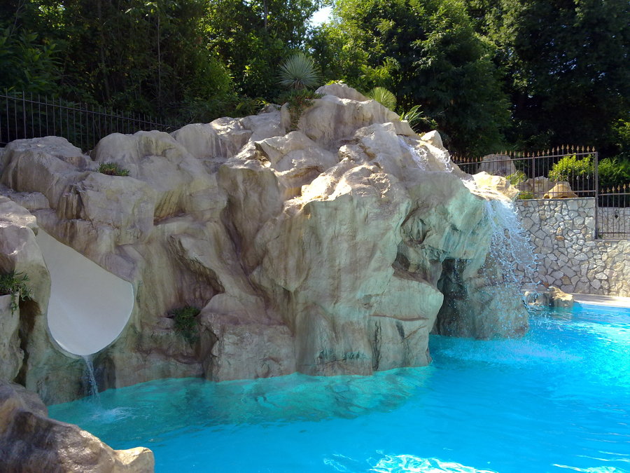 Foto: cascate e scivolo su piscina di artstone creazioni in roccia ... Piscine biologiche prezzi