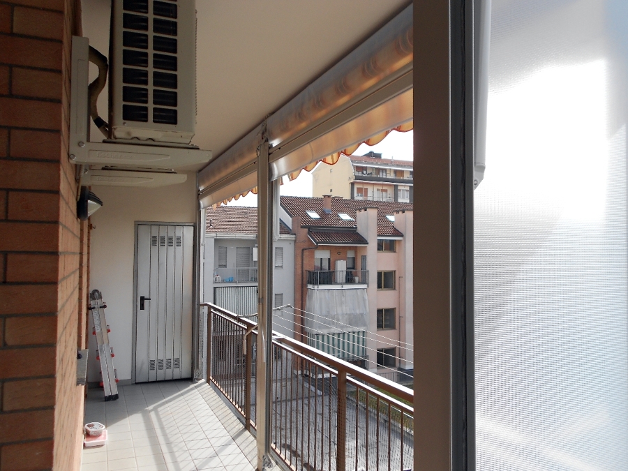 Foto: chiusura completa balcone con tenda veranda doppio rullo ... Idee veranda balcone
