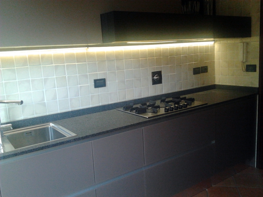 Foto: cucina in vetro, top in agglomerato di quarzo di life design ... Top cucina in vetro