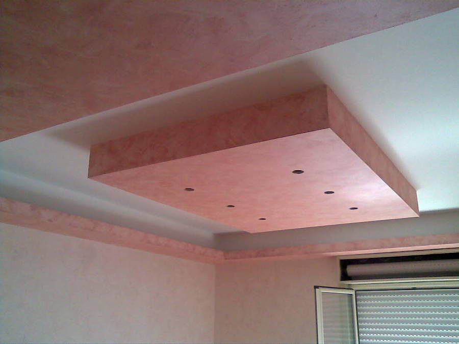 Foto: forme geometriche in cartongesso di un soggiorno moderno di ... Lavori con cartongesso per interni