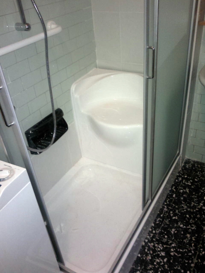 Foto: Il nuovo Piatto Doccia con Seduta e Maniglia di Ausilio di