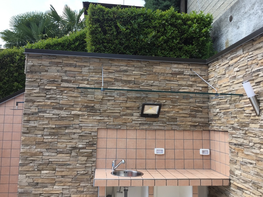Foto: realizzazione cucina esterna in muratura e tettoia in vetro di ... Cucine esterne rustiche in muratura