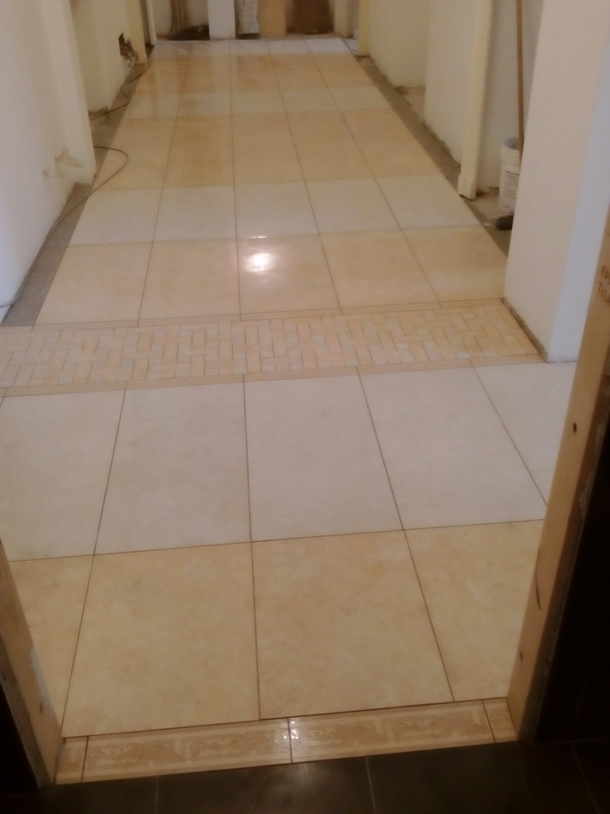 Foto: posa pavimento ingresso in gres porcellanato con fascia di ... Posa gres porcellanato