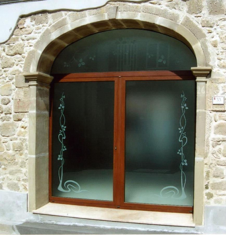 Foto: infissi in alluminio e vetri decorati sabbiati di vetraltend ... Vetri decorati per finestre