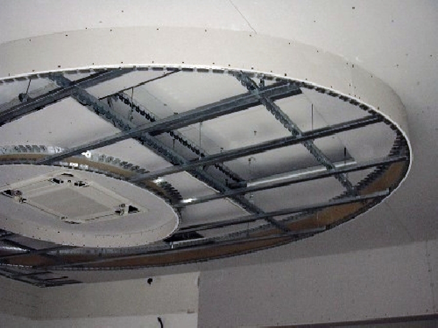 Foto: lanteprima di una struttura per cartongesso per un soffitto ... Struttura per cartongesso soffitto