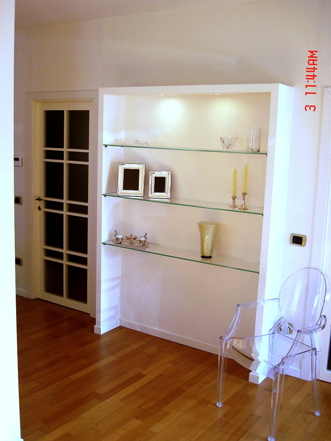 Foto: libreria in cartongesso con mensole in cristallo di borocci ... Librteria vcartongesso legno