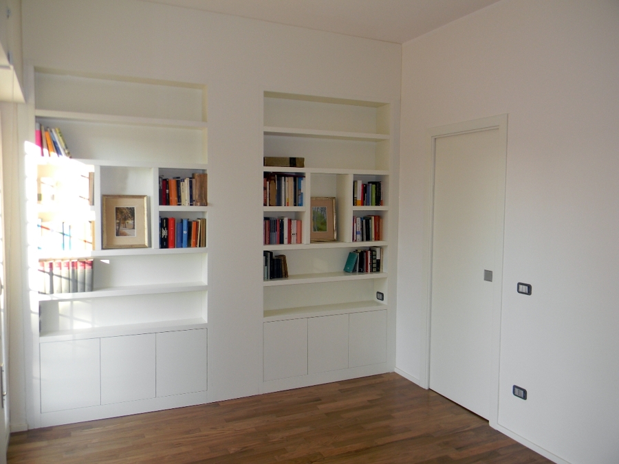Foto: libreria laccata con porta scorrevole di legnomat srl ... Libreria divisoria con porta