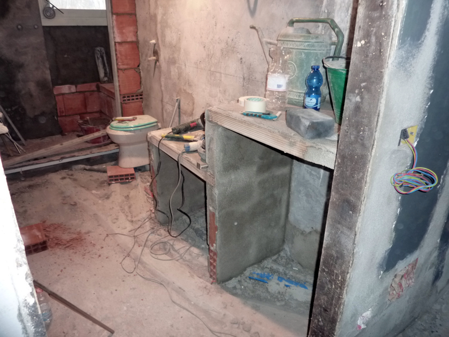 Foto: muretto in muratura per appoggio lavandino e nicchia per ... Mobile per lavandino
