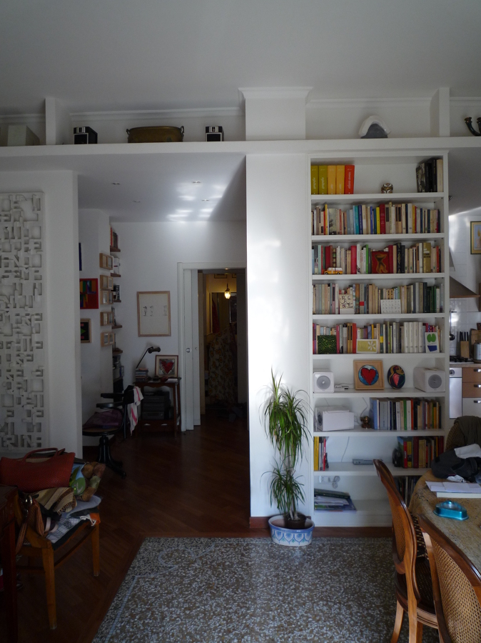Foto: soggiorno con libreria in legno e cartongesso, pavimento in ... Librteria vcartongesso legno