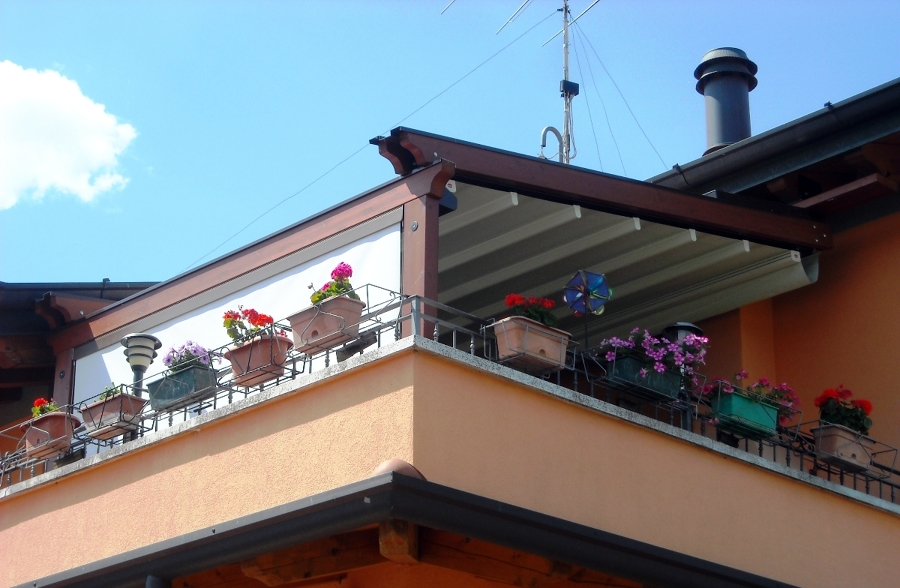 Foto: pergolato in legno country med forma con tenda a caduta ... Pergolati in legno per terrazzi