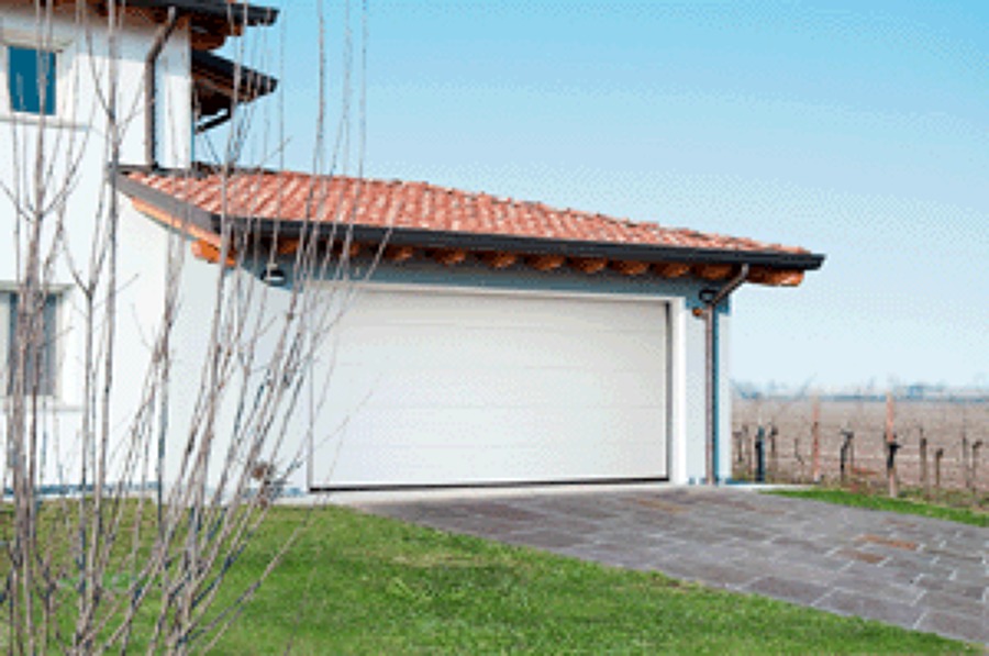 Foto: porta basculante motorizzata di porte garage valter geom ... Pastore porte basculanti